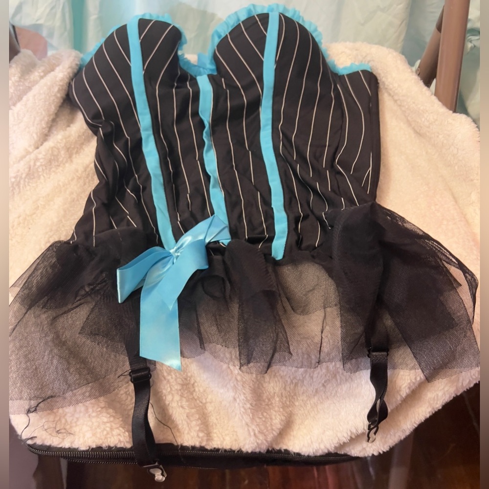 Morbid Threads 34B corset & Victoria’s Secret M panties.